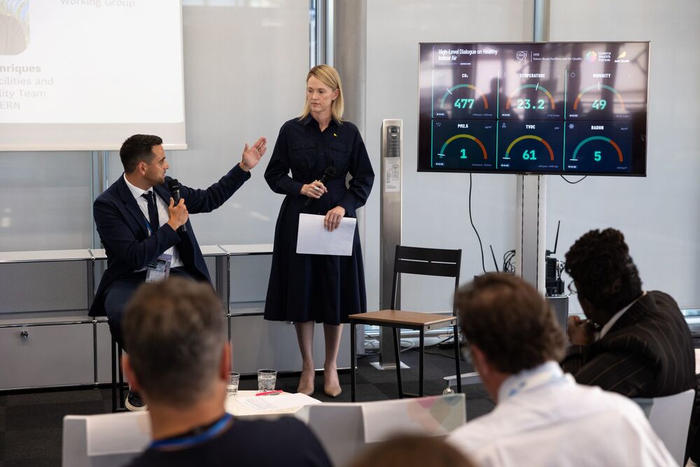 Andre Henriques, Leiter des Teams für zukünftige Strahlenanlagen und Innenraumluftqualität am CERN, Schweiz, mit Moderatorin Bronwyn King, Fakultät für Bevölkerungs- und Globale Gesundheit der Universität Melbourne, Australien.